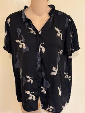 Tahari Black Crane Print Short Sleeve Button Top size medium